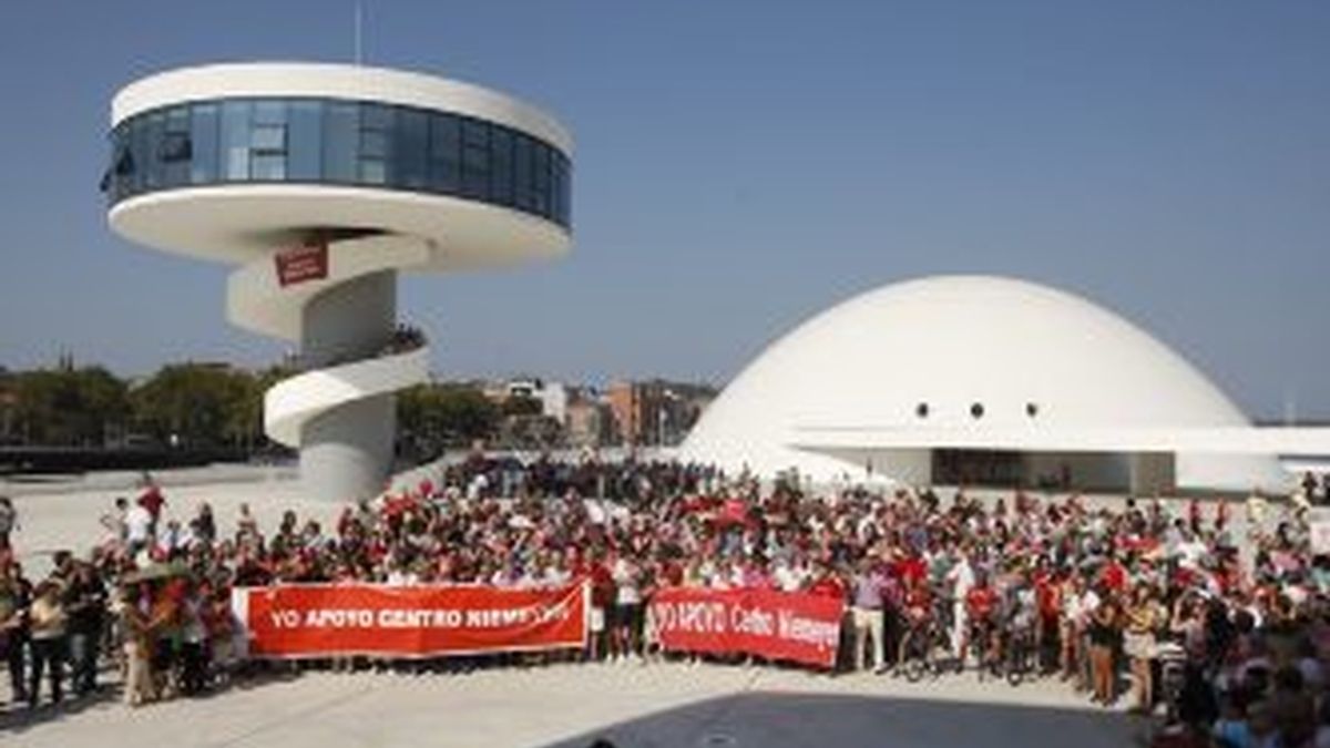 Varios miles de personas -unos 3.000, según la Policía Local, y 4.000, según los convocantes- se han manifestado hoy en Avilés en defensa de la continuidad del Centro Cultural Óscar Niemeyer. EFE