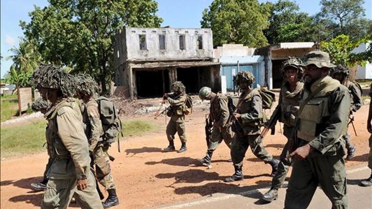 Fotografía del pasado 4 de enero que muestra varios soldados del Ejército de Sri Lanka mientras caminan por el área recientemente tomada por la guerrilla de los Tigres para la Liberación de la Patria Tamil (LTTE), en Kilinochchi, unos 385 kilómetros de Colombo (Sri Lanka).EFE/Imagen