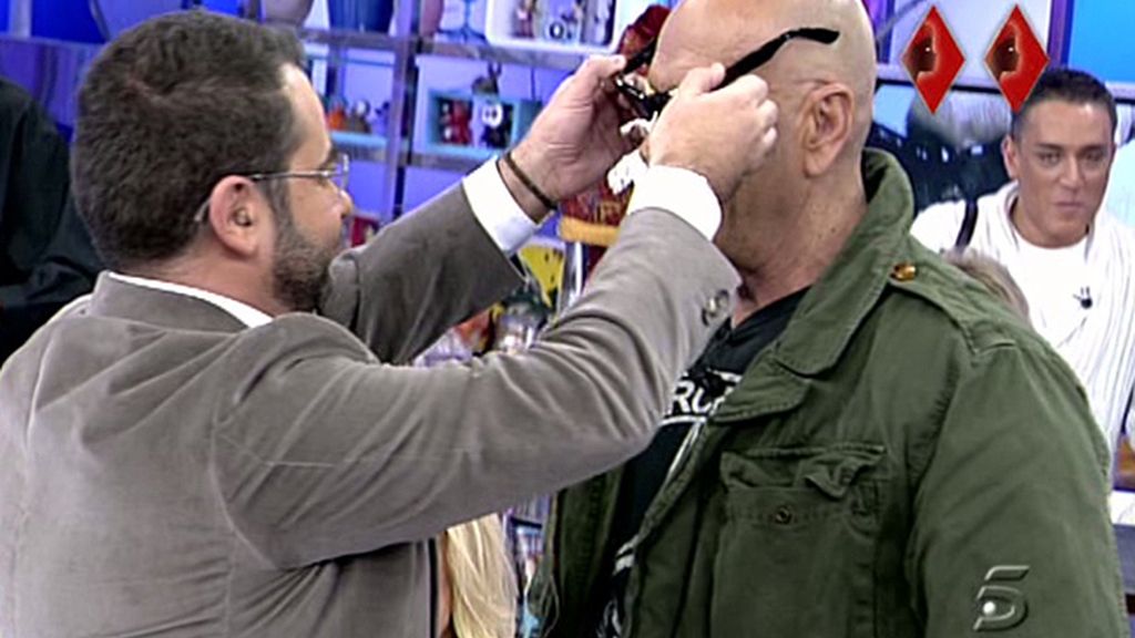 Jorge Javier Vázquez le quita las gafas de sol a Kiko Matamoros