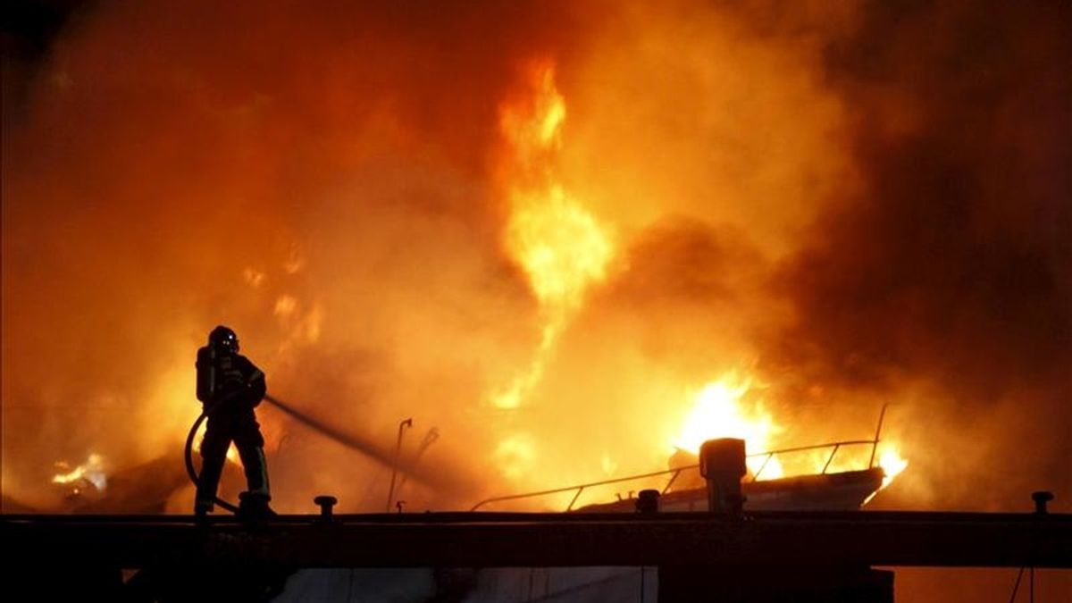 Los Bomberos intentan sofocar las llamas de un incendio en el Puerto Deportivo El Saladillo de la localidad gaditana de Algeciras. EFE/Archivo