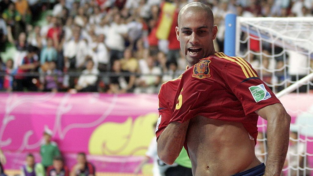 El pívote de la selección española Fernandao (d) celebra un gol marcado ante el combinado ruso, durante el partido de cuartos de final del Mundial de fútbol sala que se disputa en Tailandia