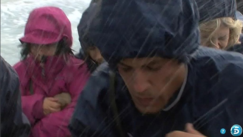 Una barca evacúa a los concursantes de Cayo Paloma