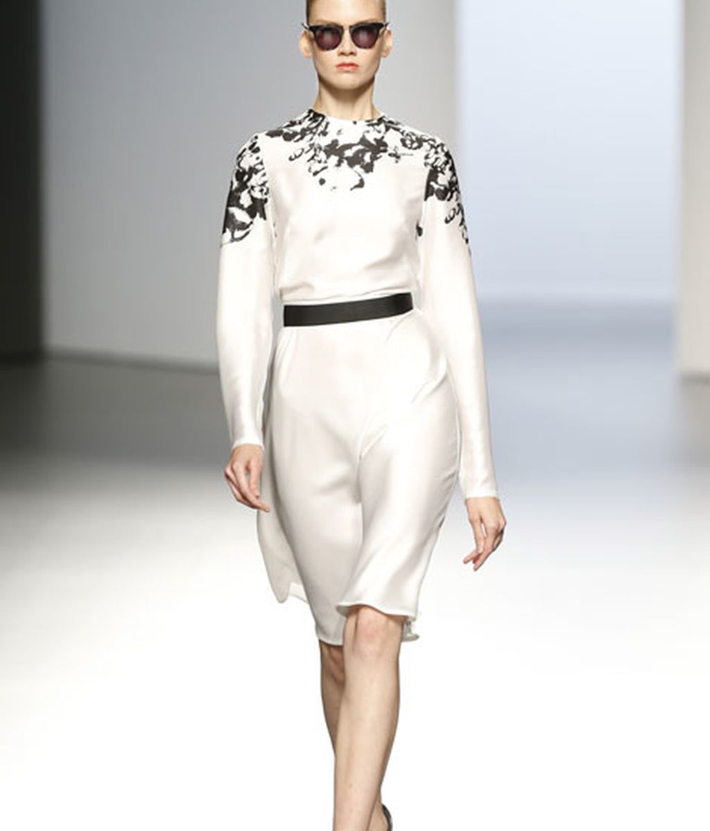 Contención de volúmenes y apuesta por líneas rectas