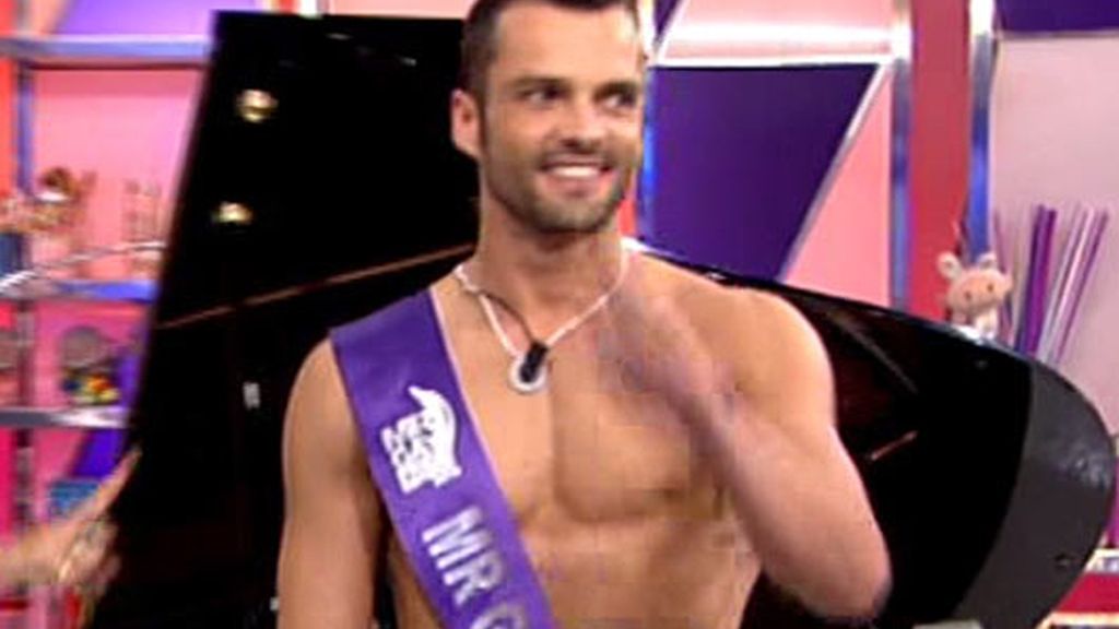 Mr Gay España 2010, Israel Acevedo, visita el 'Deluxe' con Rosa Benito