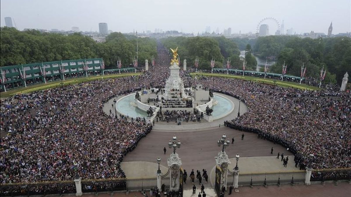 Una fotografía aérea facilitada hoy que muestra los fans celebrando el enlace del príncipe Guillermo y Catalina, nuevos duques de Cambridge, en los alrededores del palacio de Buckingham, en Londres, Reino Unido. EFE