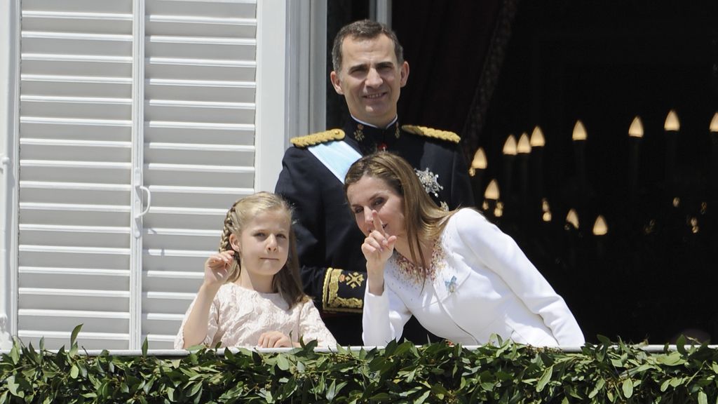 La reina Letizia, atenta a sus hijas en el balcón del Palacio Real