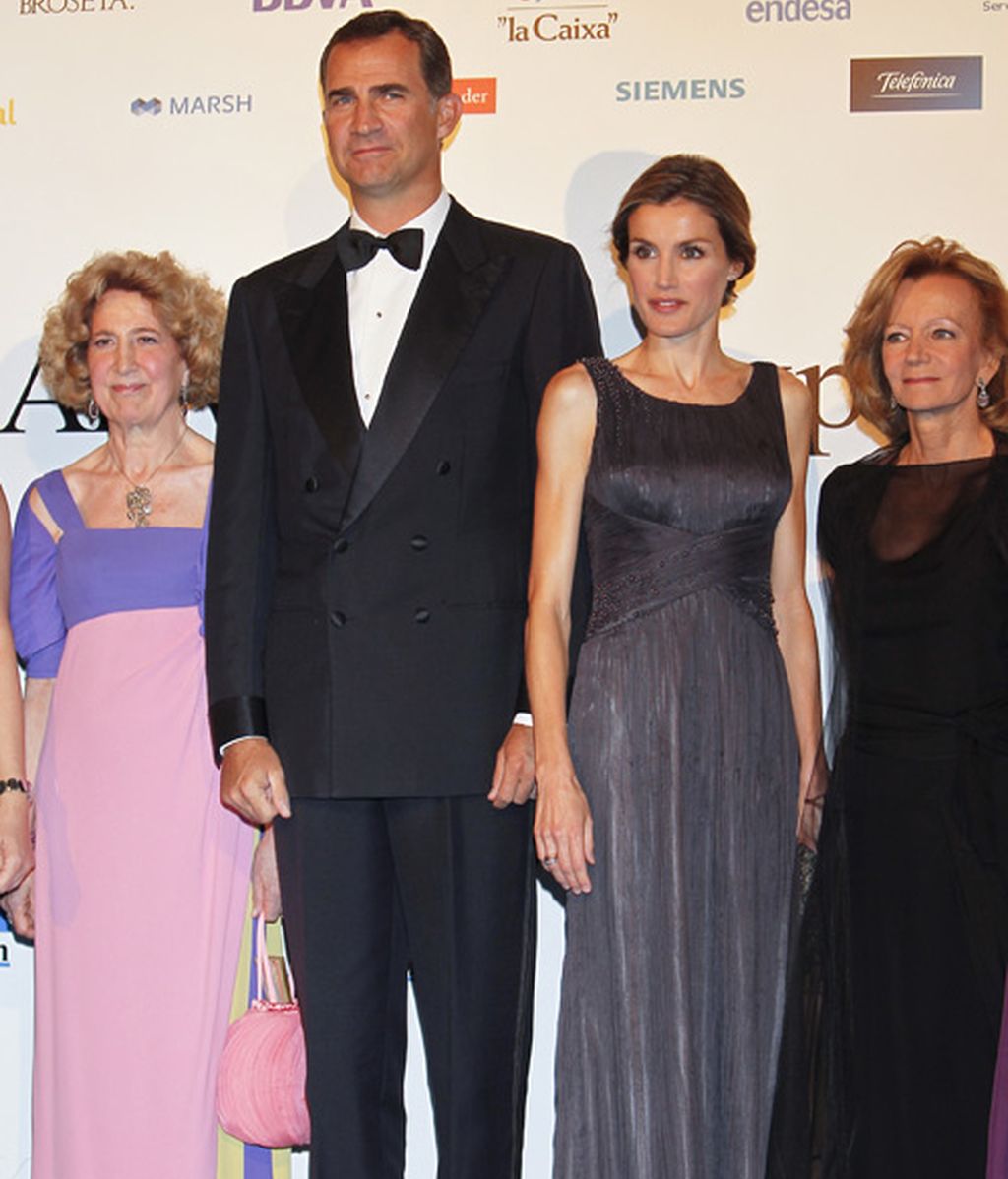 Letizia Ortiz se viste de noche y realza su busto como nunca