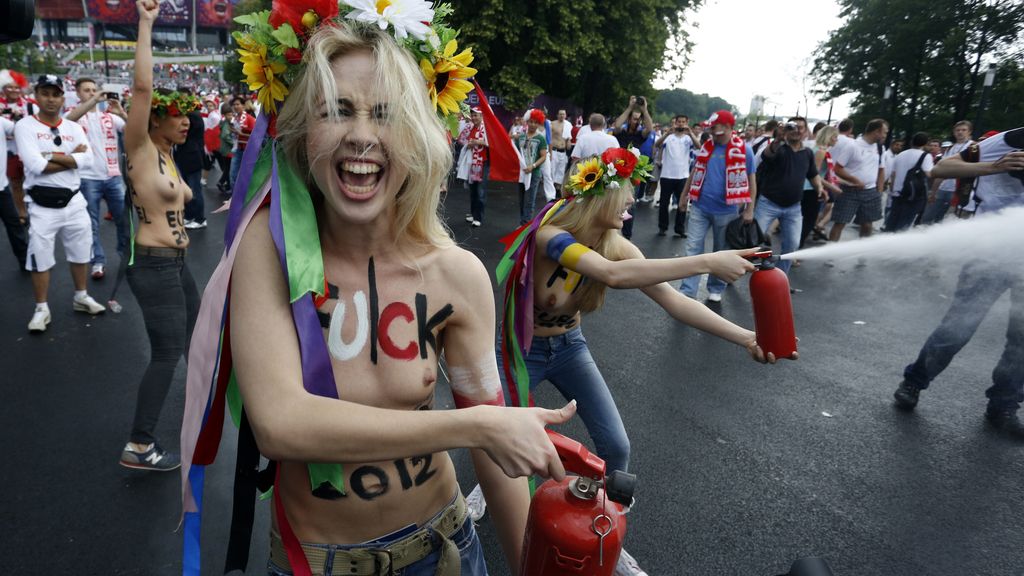 Mujeres polacas se manifiestan desnudas en Varsovia antes del comienzo de la Eurocopa