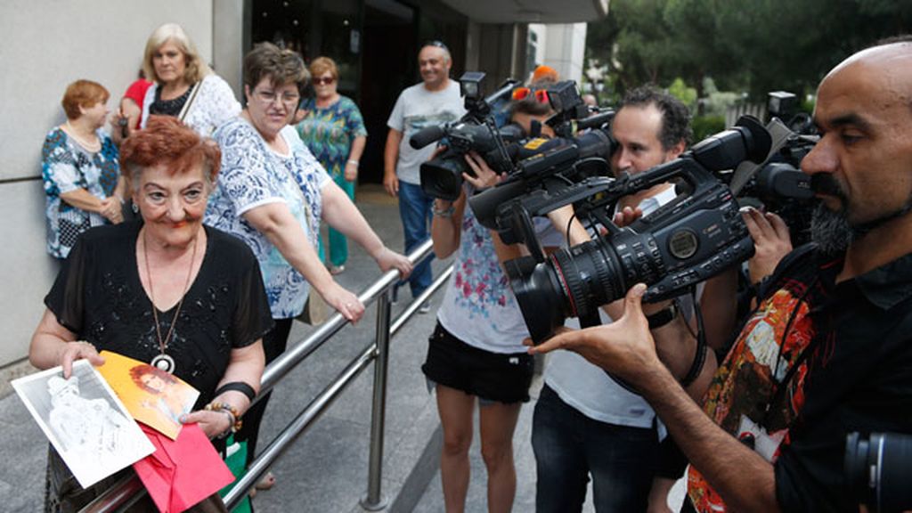 Amigos y familiares dan su último adiós a la actriz