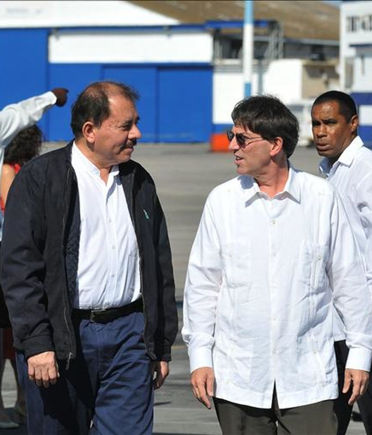 El presidente de Nicaragua, Daniel Ortega (i), fue recibido por el canciller cubano, Bruno Rodríguez, en La Habana (Cuba). Ortega realiza una visita oficial a la isla en la que se reunirá con su homólogo Raúl Castro. EFE