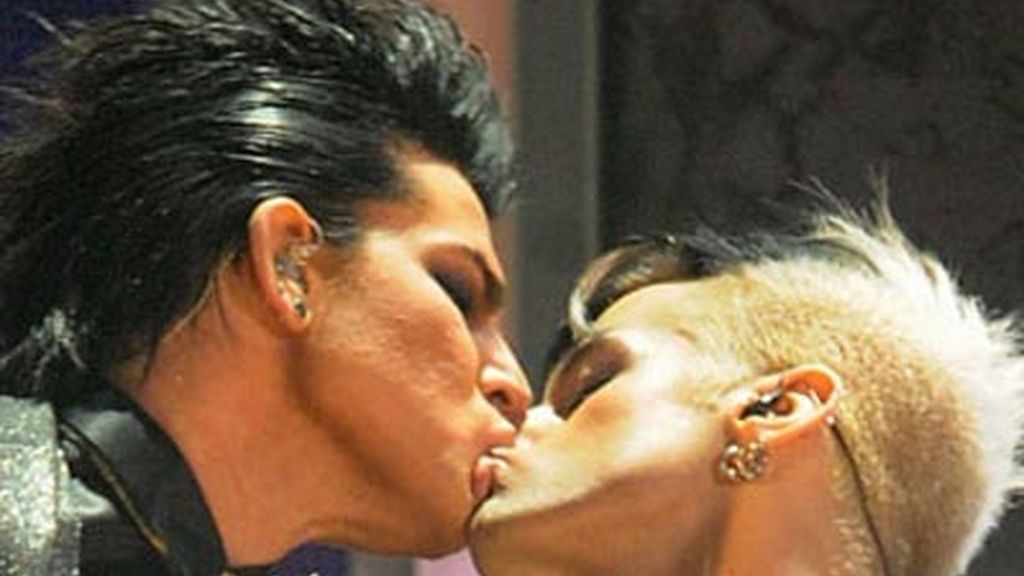 El beso gay de Adam Lambert