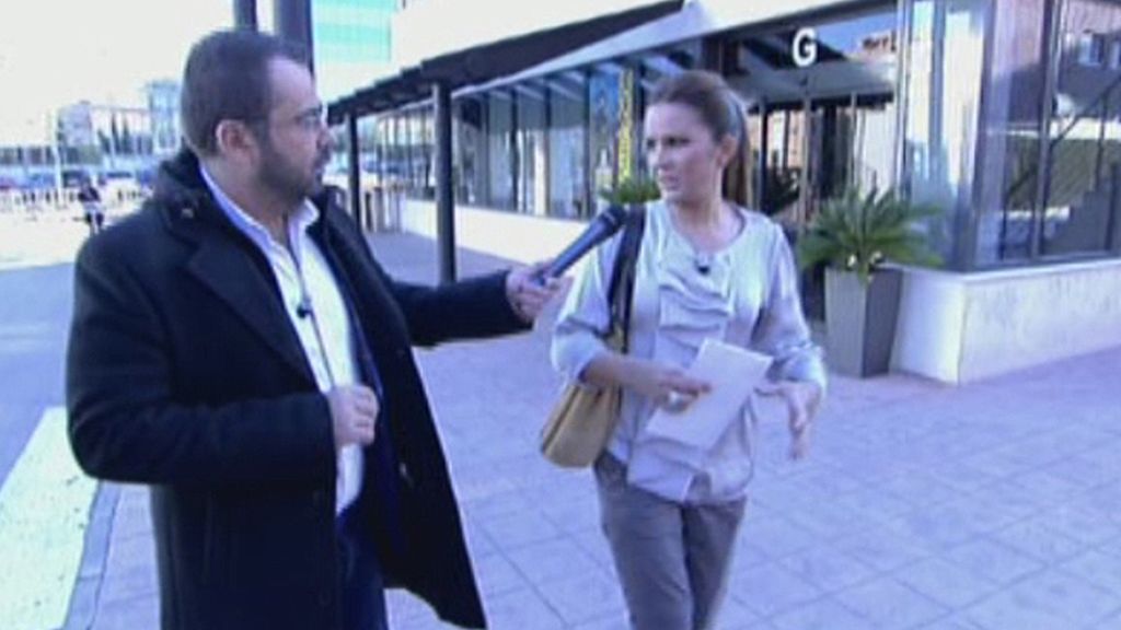 La colaboradora, nerviosa por la presencia de la policía