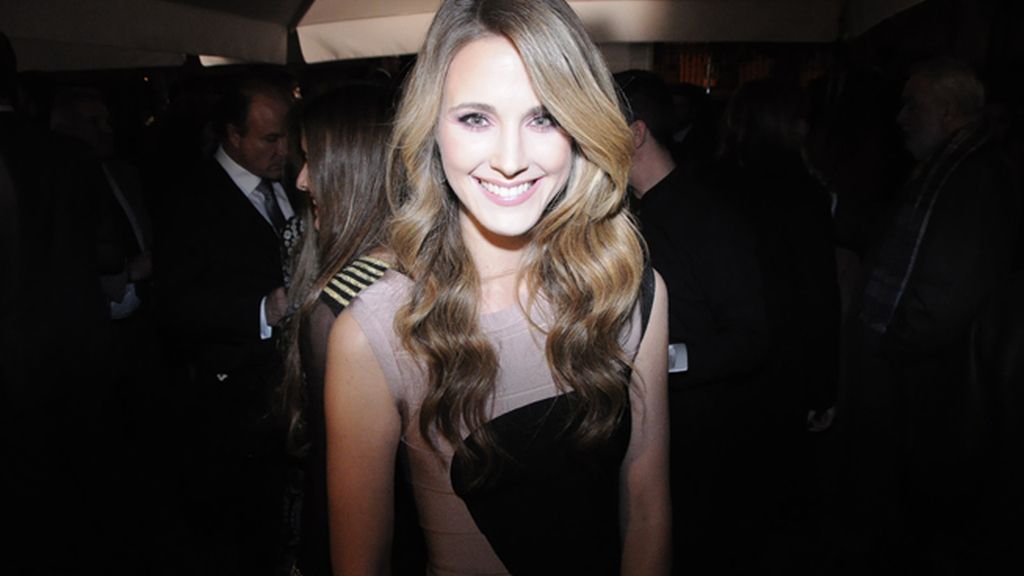 Astrid Klisans, vestida de BDBA, acudió en esta ocaicón sin su marido, el cantante Carlos Baute