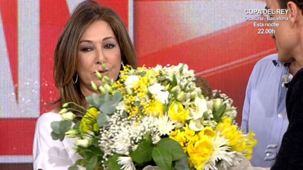 La presentadora ha recibido un ramo de flores y magdalenas por su cumpleaños