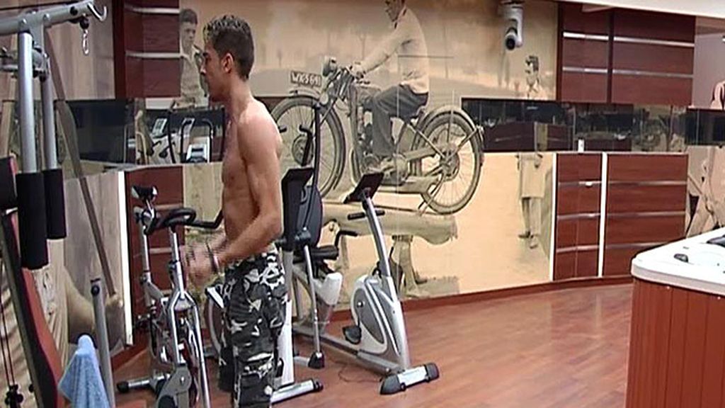 Los dos concursantes se ponen en forma en el gimnasio