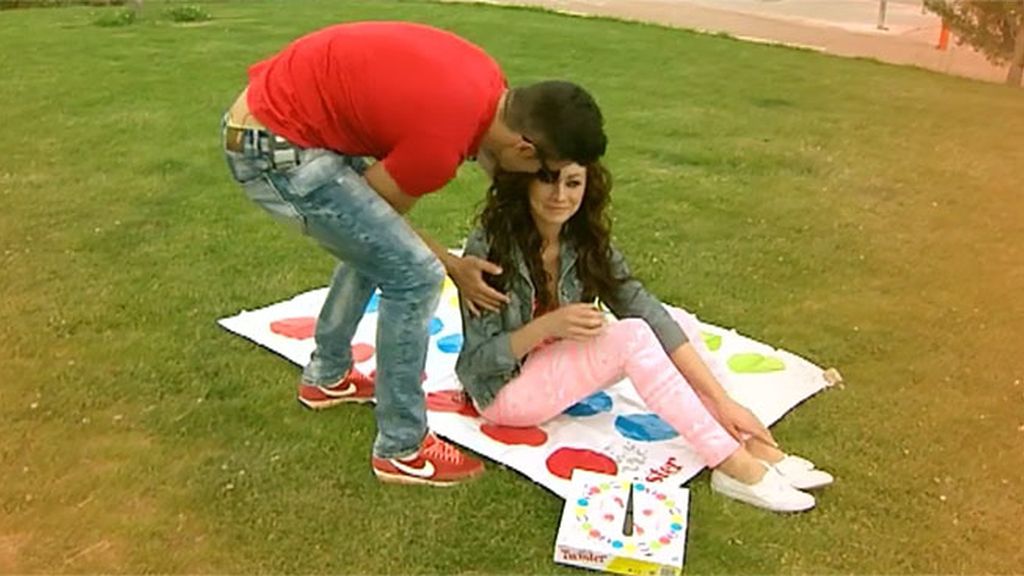 Connie quiere que Noel se vaya con ella de la mano