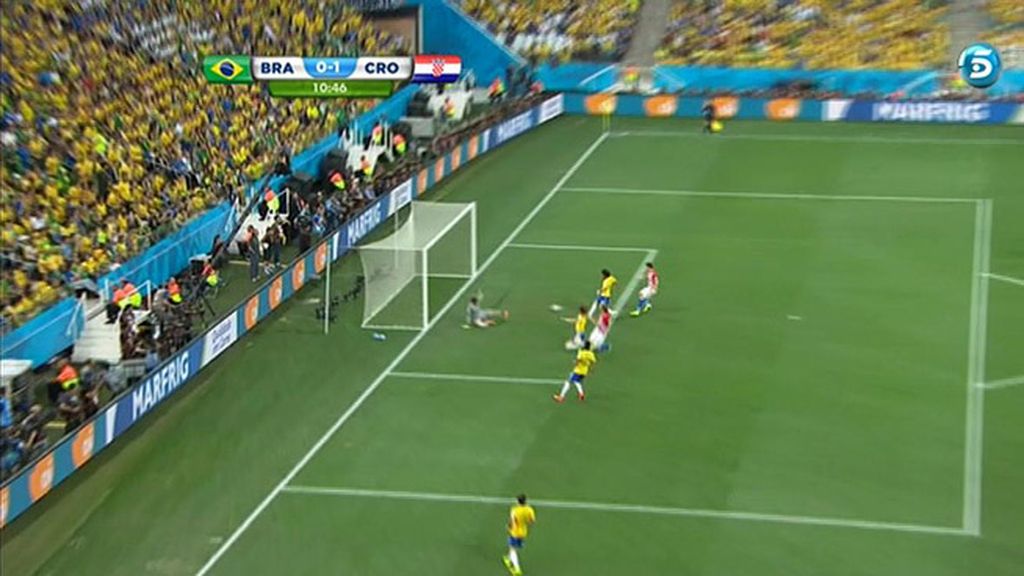 Un pase hacia una nube de jugadores acabó con gol en propia puerta