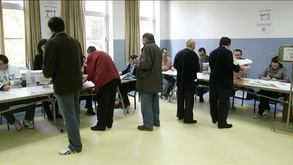 Varias personas ejercen su derecho al voto en unas elecciones en Madrid. EFE/Archivo