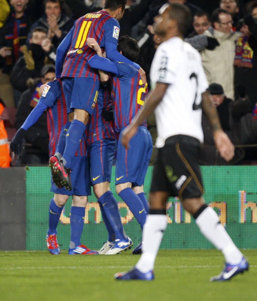 Los jugadores del F.C. Barcelona celebran el gol de Fábregas Los jugadores del F.C. Barcelona celebran el gol de Fábregas