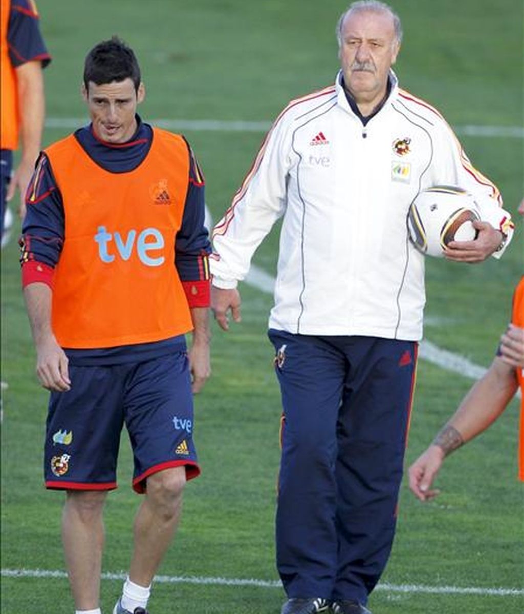 El seleccionador nacional, Vicente del Bosque (d) y el delantero del Valencia, novedad en la convocadoria del equipo español, Aritz Aduriz, durante el entrenamiento que la selección Española ha realizado en la Ciudad del futbol de Las Rozas, Madrid. EFE El seleccionador nacional, Vicente del Bosque (d) y el delantero del Valencia, novedad en la convocadoria del equipo español, Aritz Aduriz, durante el entrenamiento que la selección Española ha realizado en la Ciudad del futbol de Las Rozas, Madrid. EFE