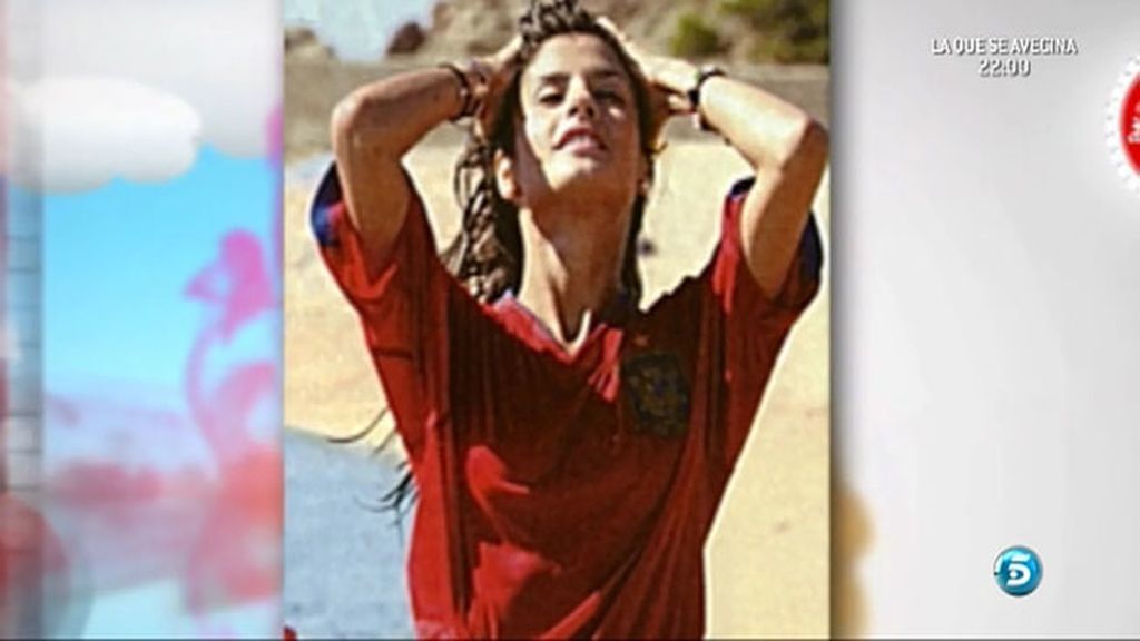 La jerezana ha posado con la equipación de España para la revista 'Sálvame'
