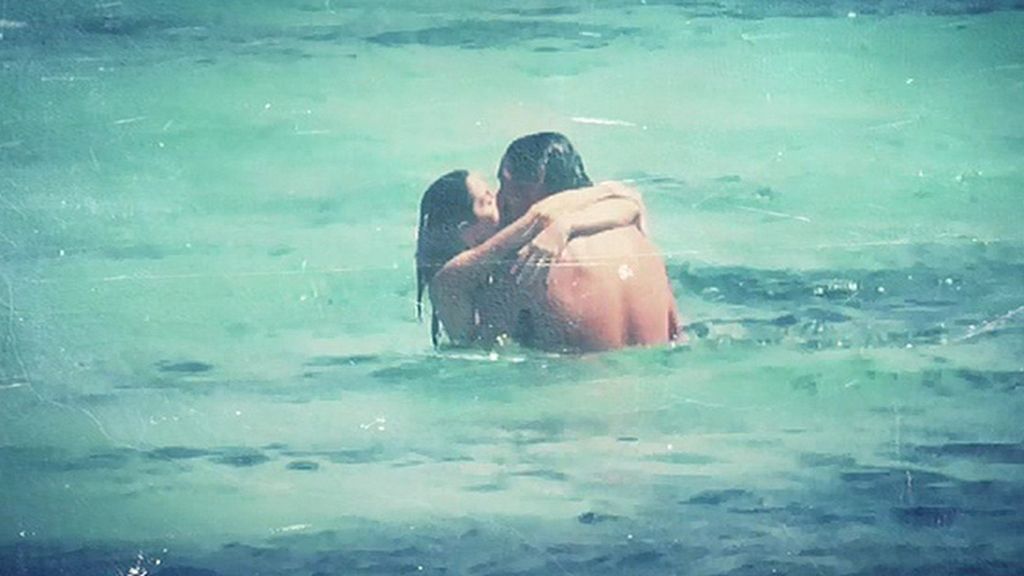 La presentadora y su pareja disfrutan del sol entre besos y abrazos