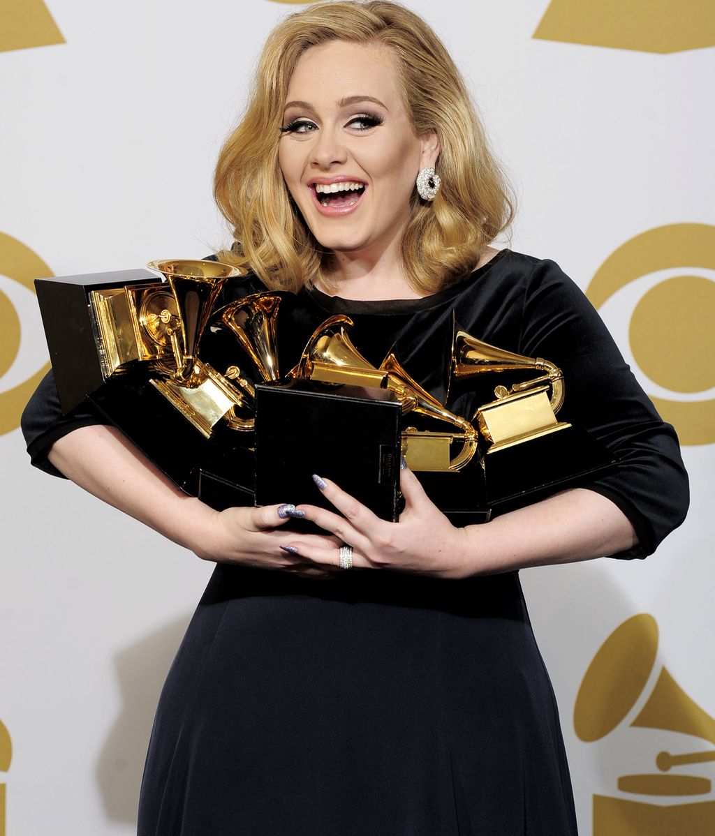 Adele posa feliz con sus seis galardones