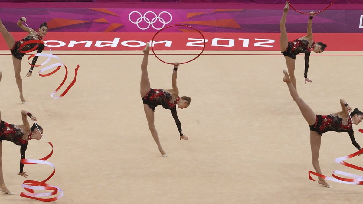 El equipo español compite en el concurso completo por equipos de gimnasia rítmica en los Juegos Olímpicos de Londres 2012