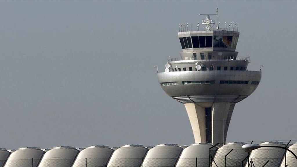 Imagen de la torre de control de la T-4 del aeropuerto de Madrid-Barajas. EFE/Archivo
