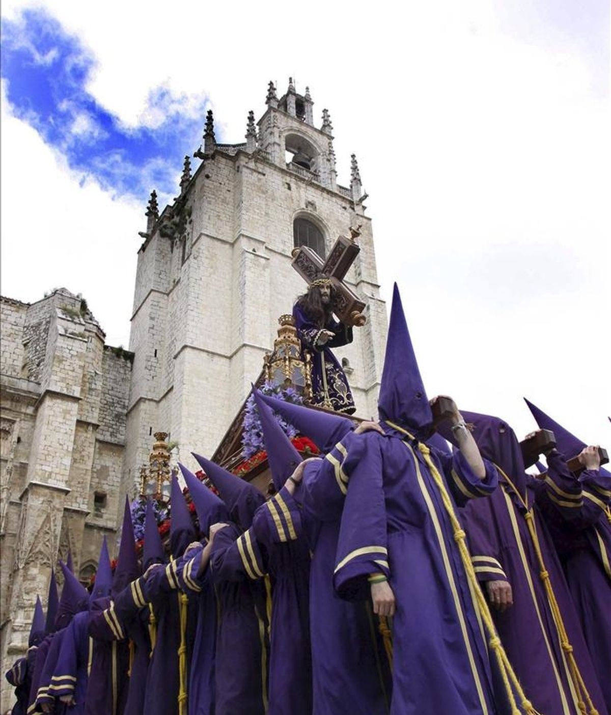 El paso del Nazareno del siglo XVIII desfila ante la catedral de Palencia donde, a pesar de la amenaza de lluvia, se ha podido celebrar la procesión de "Los Pasos". EFE