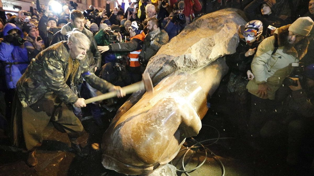 Derriban la estatua de Lenin en Kiev