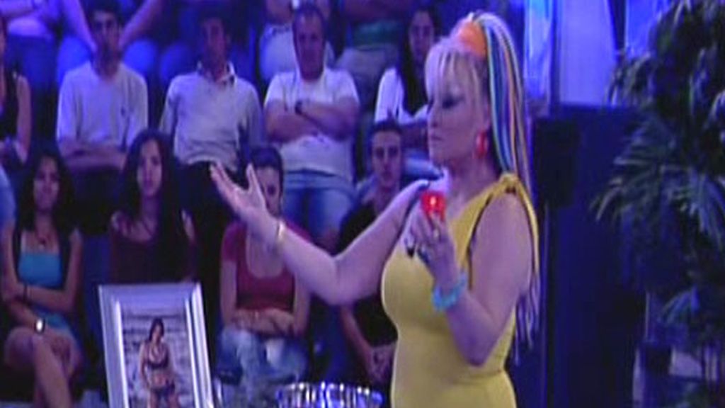 Aramís Fuster simula un exorcismo