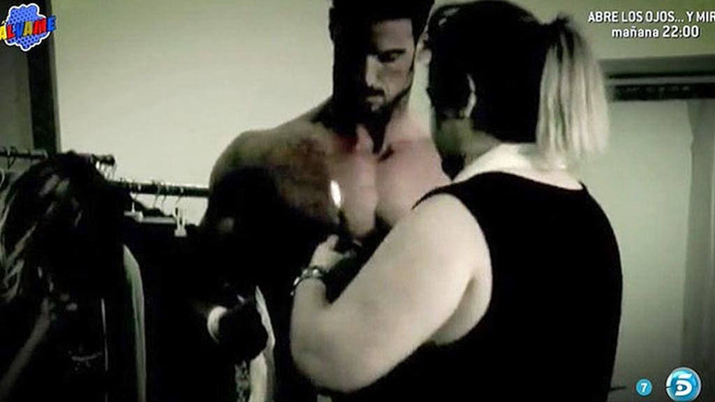 Así de sugerente posa el modelo para la portada de la revista Hunter