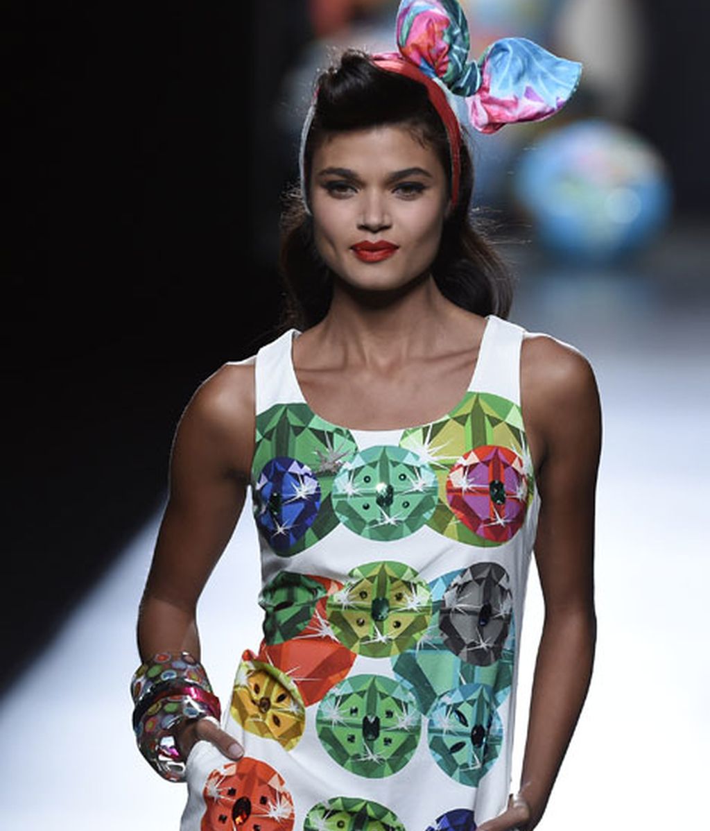 Color y grafismo en una colección que explota las señas de identidad de la firma