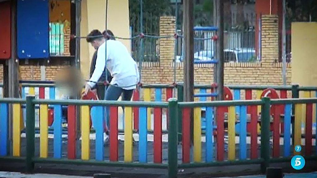 Alejandro Albalá y Chabelita, en el parque con Albertito
