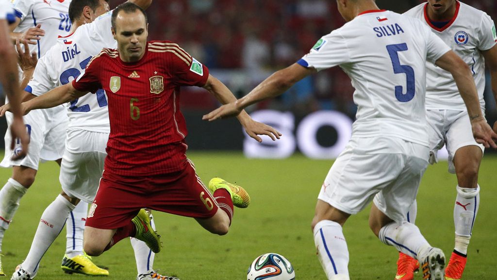 Iniesta fue quien más lo intentó pero siempre estaba rodeado