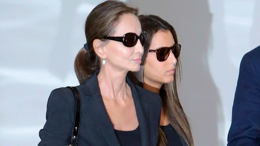 Isabel Preysler y Ana Boyer, muy unidas en el tanatorio