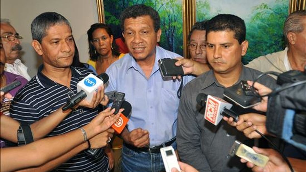 Los líderes sindicales Gabriel Castillo (c), Omar Tristán (i) y Mario Almanza (d) hablan con la prensa mientras se resguardan temerosos de ser detenidos por la policía este 10 de julio en un hotel de Ciudad de Panamá. EFE