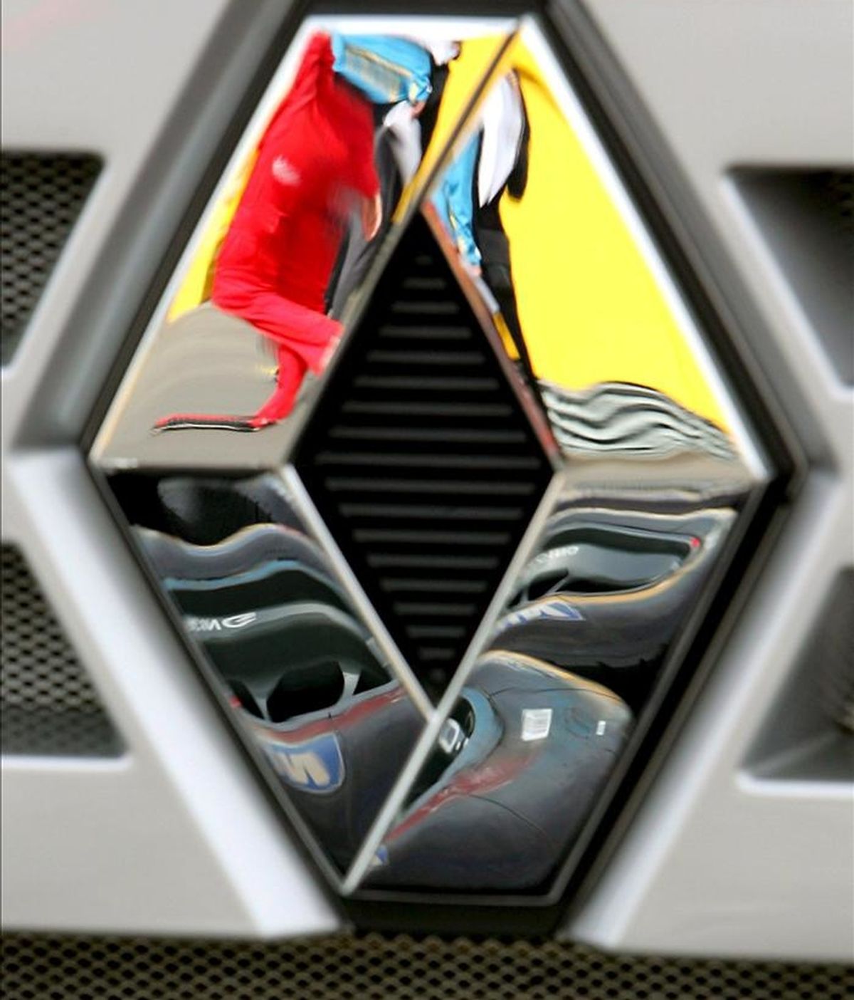Dos de los tres directivos del constructor Renault sospechosos de espionaje industrial tenían sendas cuentas bancarias en Liechtenstein y en Suiza, con 130.000 euros y 500.000 euros respectivamente, ingresados por una empresa china con sede en Pekín, según informa en su página web el diario Le Figaro. EFE/Archivo Dos de los tres directivos del constructor Renault sospechosos de espionaje industrial tenían sendas cuentas bancarias en Liechtenstein y en Suiza, con 130.000 euros y 500.000 euros respectivamente, ingresados por una empresa china con sede en Pekín, según informa en su página web el diario Le Figaro. EFE/Archivo