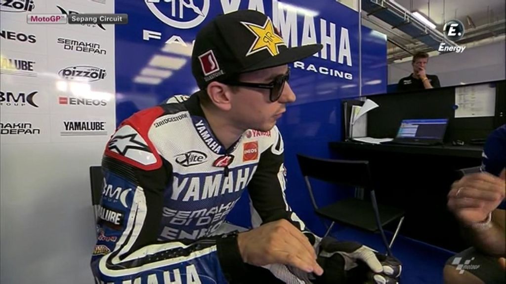 Jorge Lorenzo habla con los mecánicos durante los libres en Sepang