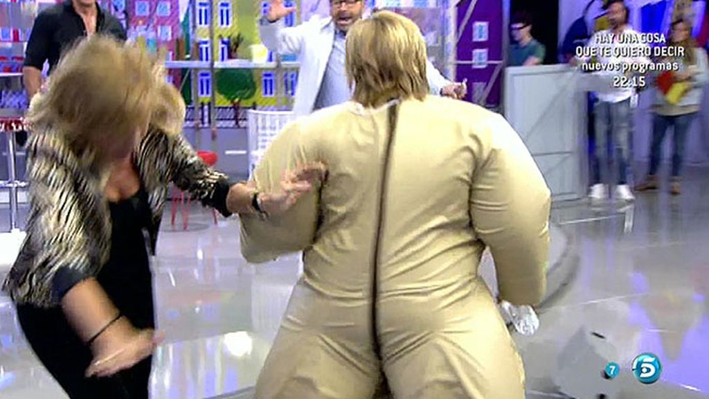 La colaboradora, que corría tras Chelo Gª Cortés, sufre una caída