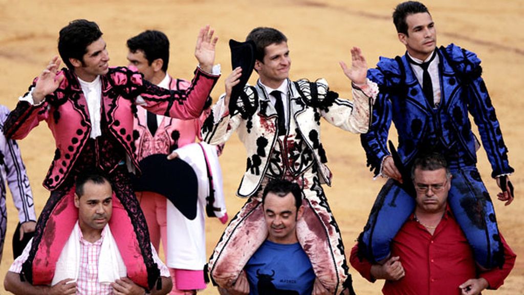 Los tres toreros salieron a hombros