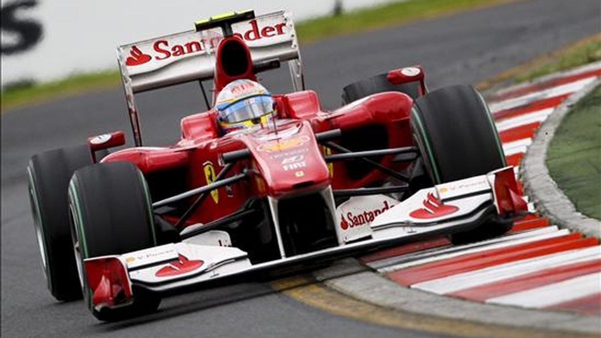 El piloto español de Fórmula Uno Fernando Alonso de Ferrari, conduce su monoplaza durante la carrera del Gran Premio de Australia, ayer en el circuito de Albert Park en Melbourne (Australia) . EFE