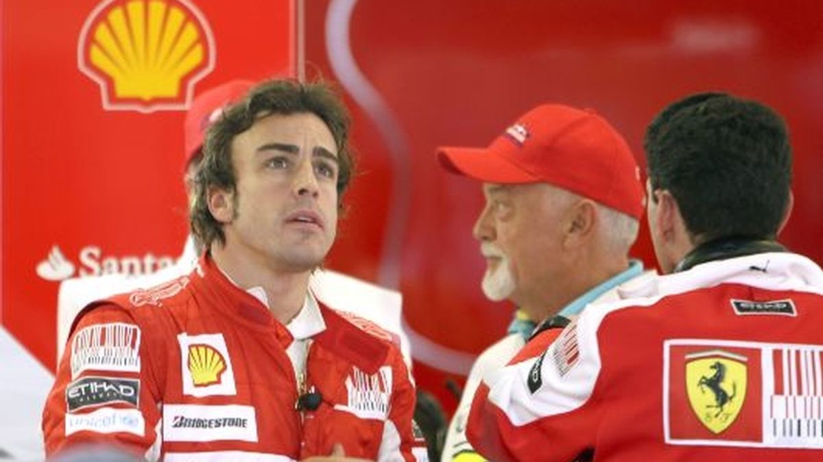 Fernando Alonso comenta con sus ingenieros algún lance de los libres. FOTO: EFE.