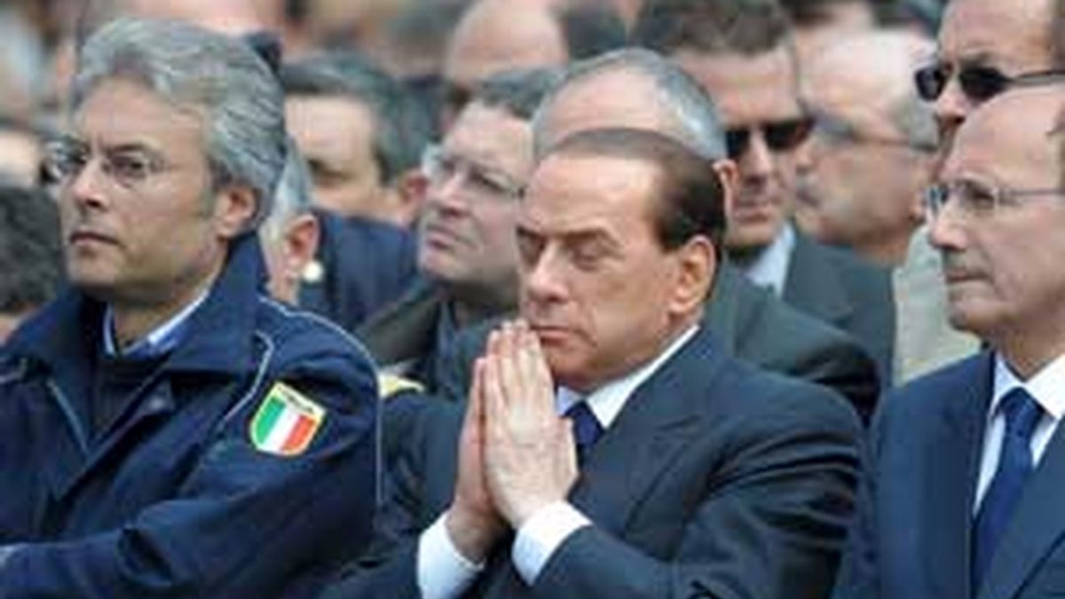 El primer ministro italiano, Silvio Berlusconi, asiste al funeral de estado por las víctimas del terremoto que sacudió el interior de Italia la madrugada del pasado lunes que se ha celebrado en la plaza d'Armi de la localidad de L'Aquila, en los Abruzos (Italia). Foto: EFE