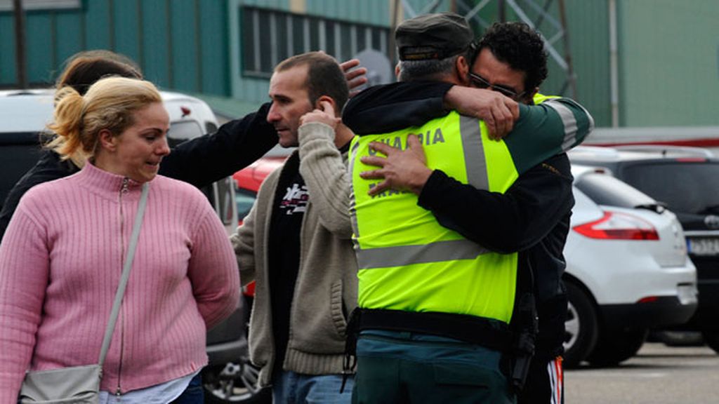 Familiares y amigos de los mineros muertos en Pola de Gordón, desolados