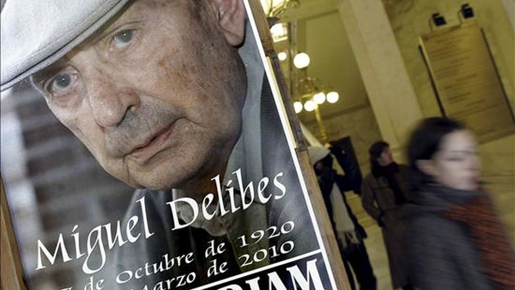 Un centenar de carteles, con una fotografía en color del escritor Miguel Delibes con la leyenda 'In Memoriam', tras su muerte. EFE/Archivo Un centenar de carteles, con una fotografía en color del escritor Miguel Delibes con la leyenda 'In Memoriam', tras su muerte. EFE/Archivo
