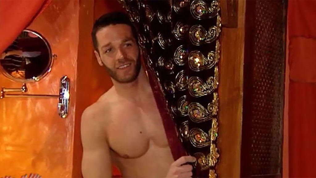 Leo y Liz se deleitan con caricias y besos en el jacuzzi