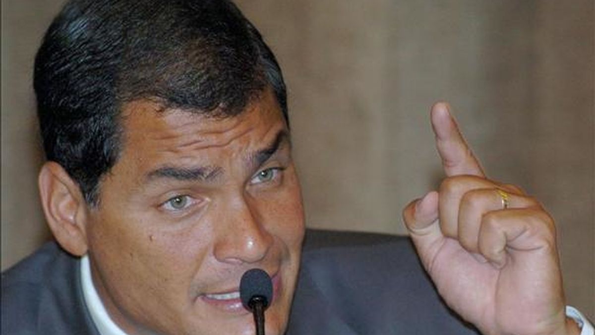 El presidente Correa deploró el hecho de que en el pasado no se haya revisado ese reparto sobre las ganancias extraordinarias que recibían las petroleras, cuando el precio del crudo subía en los mercados internacionales. EFE/Archivo