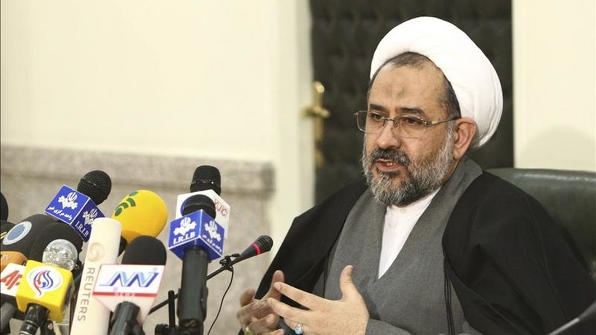 El ministro de Inteligencia iraní, Heydar Moslehi, da una rueda de prensa convocada hoy, martes, 11 de enero de 2011 en Teherán (Irán) para informar sobre la operación de agentes secretos iraníes que se saldó con la desarticulación una de red de "espías israelíes" acusados de perpetrar el atentado que en enero de 2009 segó la vida del científico nuclear Ali Mohammadi. EFE